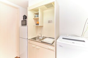 冷蔵庫、電子レンジ、コンロ、調理器具と食器