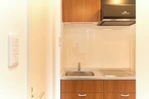 Refrigerador, microondas, parrilla de estufa y utensilios de cocina 