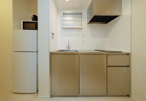 ثلاجة، ميكروويف، موقد طهي مسطح، مستلزمات طهي/أطباق/أوعية