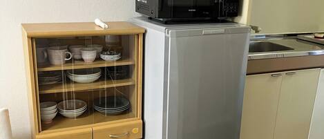 Køleskab, mikrobølgeovn, kogeplade, køkkentøj/tallerkener/redskaber