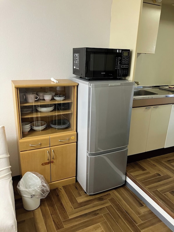 Réfrigérateur, micro-ondes, plaque de cuisson