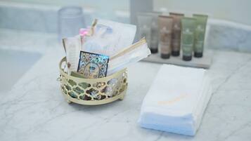 Pengering rambut, tuala disediakan