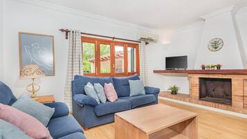 Una mesa de tenis de mesa