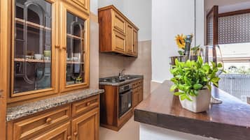 Apartamento família, vários quartos (Bilo Asfodelo Alghero Centro) | Cozinha privada | Geladeira, fogão, cooktop, cafeteira/chaleira