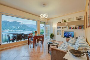 标准公寓, 2 间卧室, 微波炉, 海滨 (Ambra lakeside retreat&view / Terrace) | 起居区 | 21-英寸纯平电视（配备有线频道）