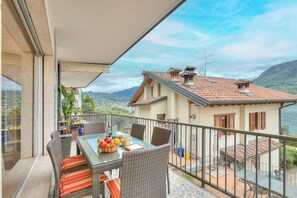 Apartemen Standar, beberapa kamar, tepi pantai (Ambra lakeside retreat&view / Terrace) | Tempat makan outdoor