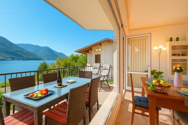 Departamento estándar, varias habitaciones, junto a la playa (Ambra lakeside retreat&view / Terrace) | Restaurante al aire libre