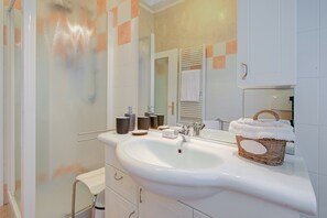 Apartemen Standar, beberapa kamar, tepi pantai (Ambra lakeside retreat&view / Terrace) | Kamar mandi | Shower, kloset, handuk, dan sabun