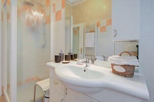 标准公寓, 2 间卧室, 微波炉, 海滨 (Ambra lakeside retreat&view / Terrace) | 浴室 | 淋浴设施、坐浴桶、毛巾、肥皂