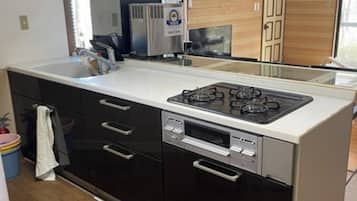 Refrigerador, microondas, parrilla de estufa y utensilios de cocina