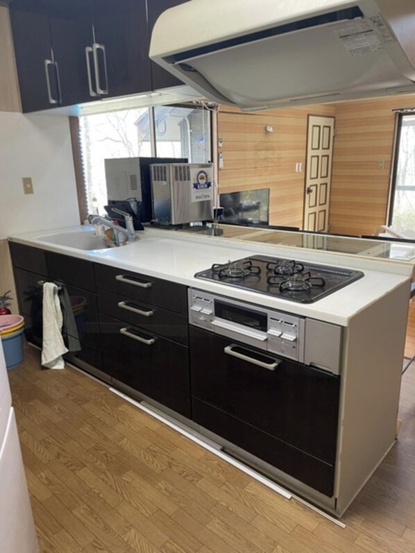 Fridge, microwave, stovetop, cookware/dishes/utensils