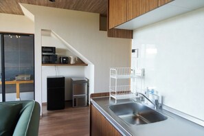 Frigorífico, microondas, placa de cocina y utensilios de cocina