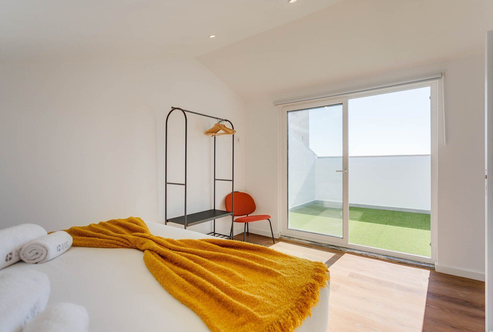 3 bedrooms, desk, iron/ironing board, internet