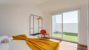 3 bedrooms, desk, iron/ironing board, internet