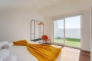 3 bedrooms, desk, iron/ironing board, internet