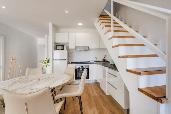 Fridge, microwave, oven, stovetop