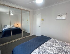 2 slaapkamers, een strijkplank/strijkijzer, wifi, beddengoed