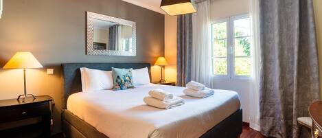 3 bedrooms, iron/ironing board, internet, bed sheets