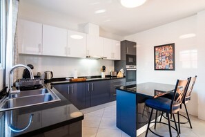 Kühlschrank, Mikrowelle, Ofen, Wasserkocher mit Kaffee-/Teezubehör