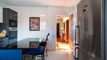 Køleskab, mikrobølgeovn, ovn, kaffe-/temaskine