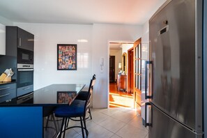 Køleskab, mikrobølgeovn, ovn, kaffe-/temaskine