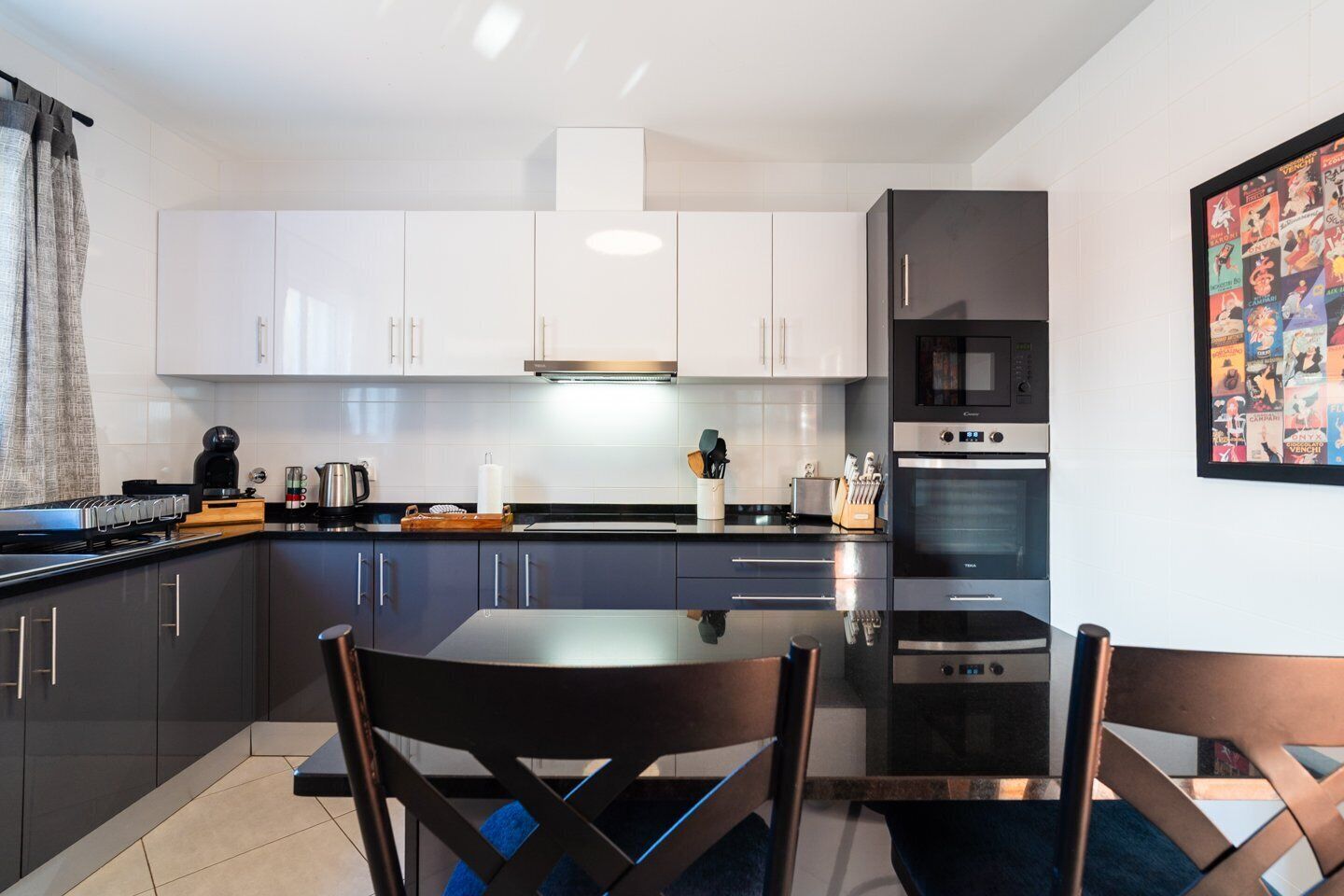 Kühlschrank, Mikrowelle, Ofen, Wasserkocher mit Kaffee-/Teezubehör