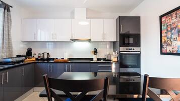 Køleskab, mikrobølgeovn, ovn, kaffe-/temaskine