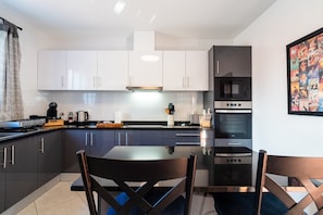 Køleskab, mikrobølgeovn, ovn, kaffe-/temaskine