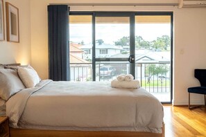 4 عدّة غرف نوم ومكواة/لوح كي وواي فاي وملاءات أسرّة