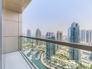 Appartement supérieur, balcon, vue sur la marina | Balcon