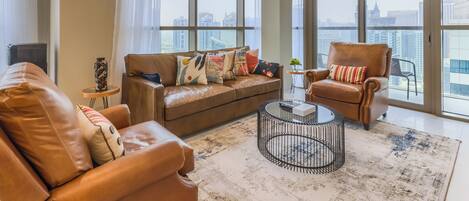 Superior appartement, balkon, uitzicht op jachthaven | Woonruimte | Een 55-inch smart-tv met digitale zenders