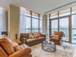Appartement supérieur, balcon, vue sur la marina | Aire de séjour | Téléviseur connecté de 55 po avec télévision numérique