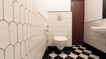 Deluxe dubbelrum - utsikt mot staden | Badrum