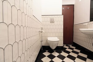 Deluxe Tek Büyük Yataklı Oda, Şehir Manzaralı | Banyo | Duş, saç kurutma makinesi, havlu, sabun 