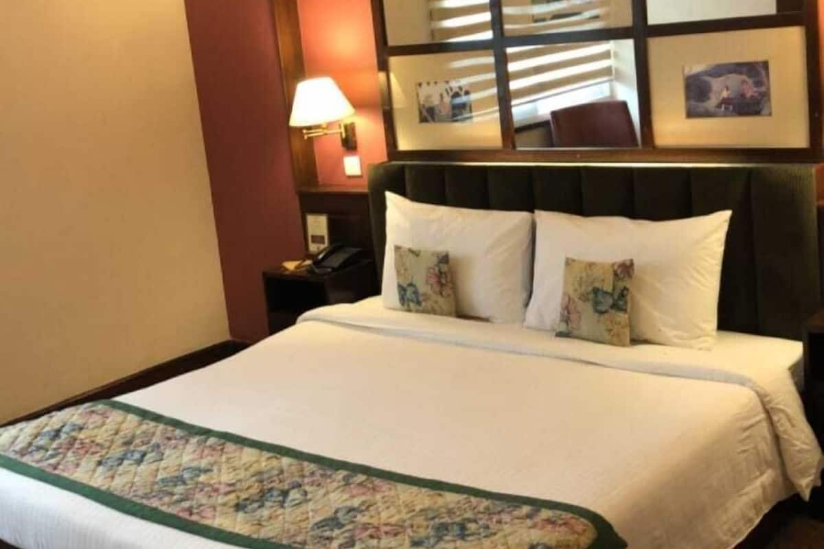 Habitación doble superior, vistas a la ciudad | Tabla de planchar con plancha y wifi gratis