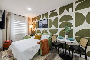 1 slaapkamer, een bureau, een strijkplank/strijkijzer, reisbedje