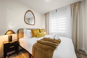 1 bedroom, desk, iron/ironing board, travel crib - Studio Verde | Bright & Cozy | 4 min to University (Edmonton)