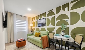 TV - Studio Verde | Bright & Cozy | 4 min to University (Edmonton)