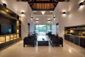 المنشأة من الداخل