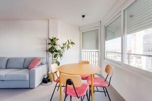 Dining - GuestReady - Ocean Drive (Costa de Caparica)