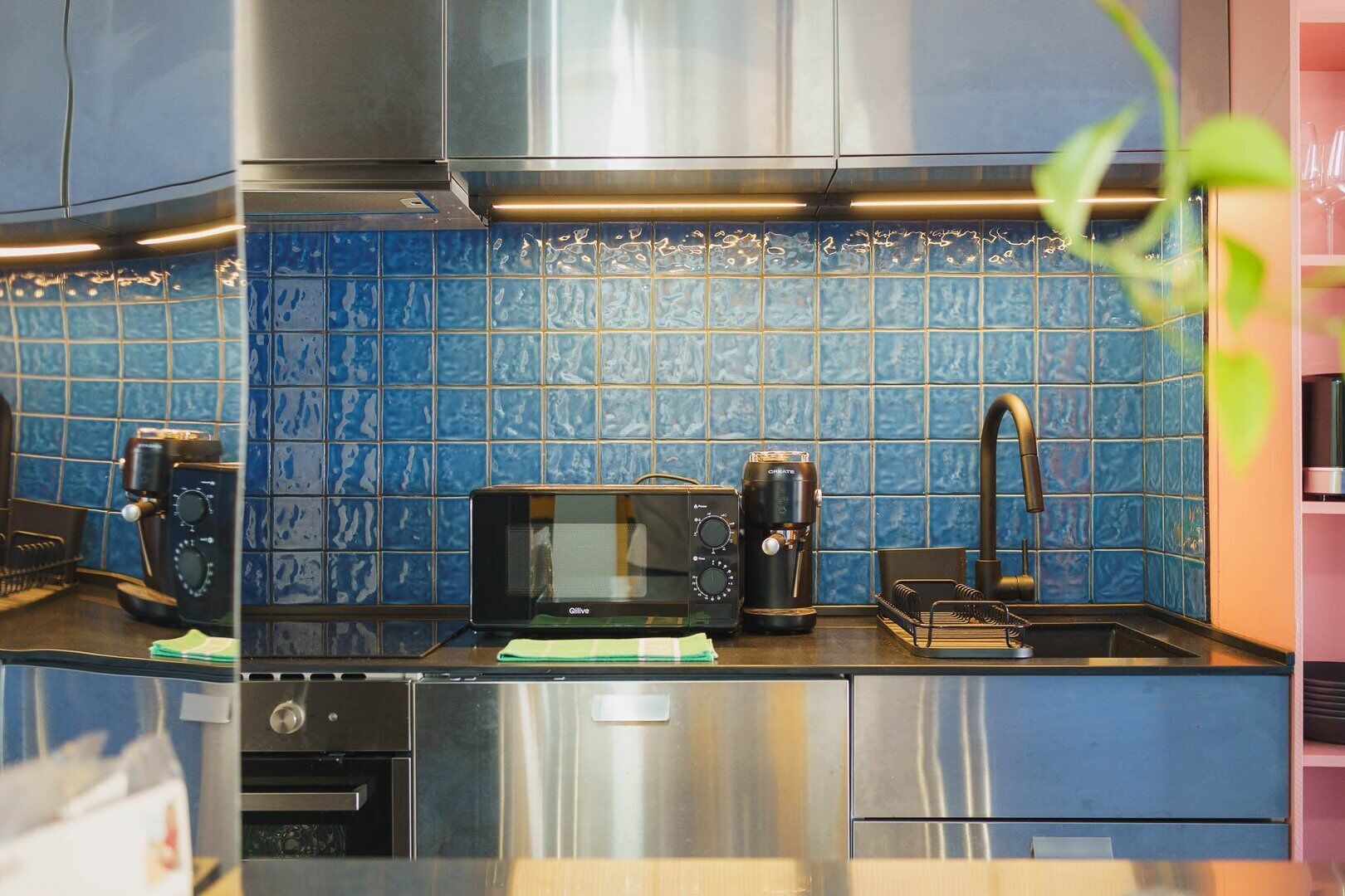 Kühlschrank, Mikrowelle, Ofen, Geschirrspüler