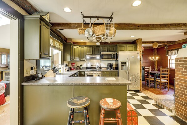 Fridge, microwave, stovetop, dishwasher