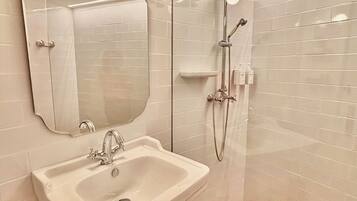 Secador de pelo, toallas