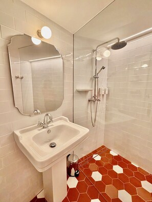 Secador de pelo, toallas