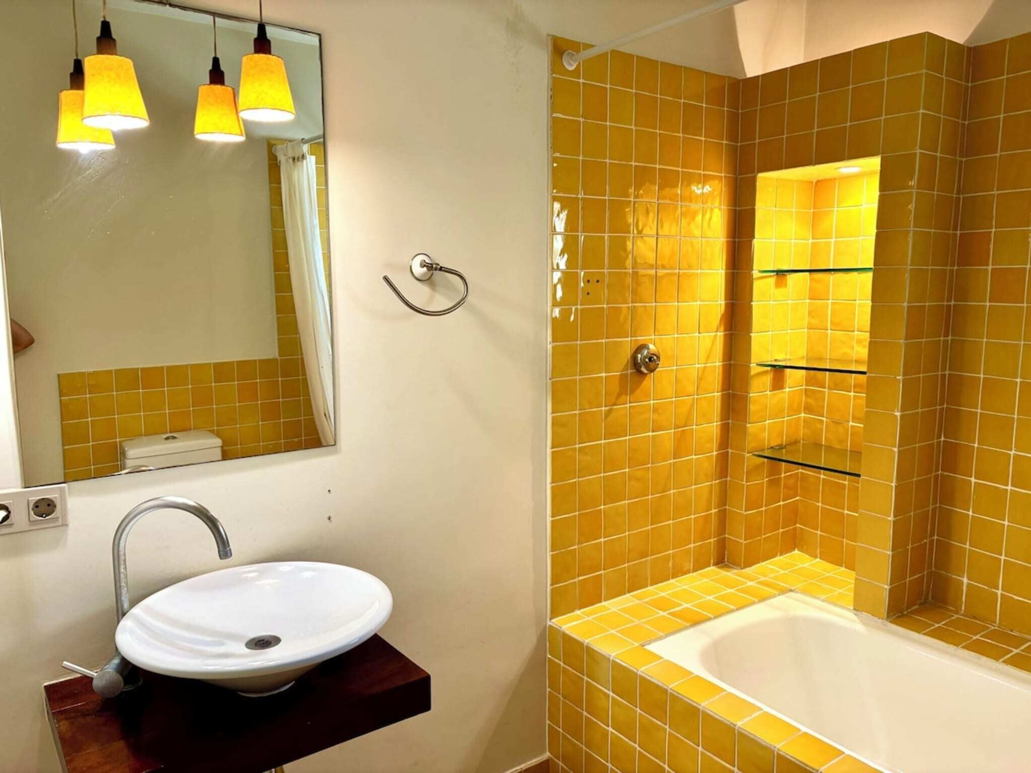 Sèche-cheveux, serviettes fournies