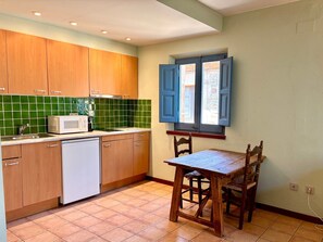 Réfrigérateur, micro-ondes, plaque de cuisson, cafetière/bouilloire