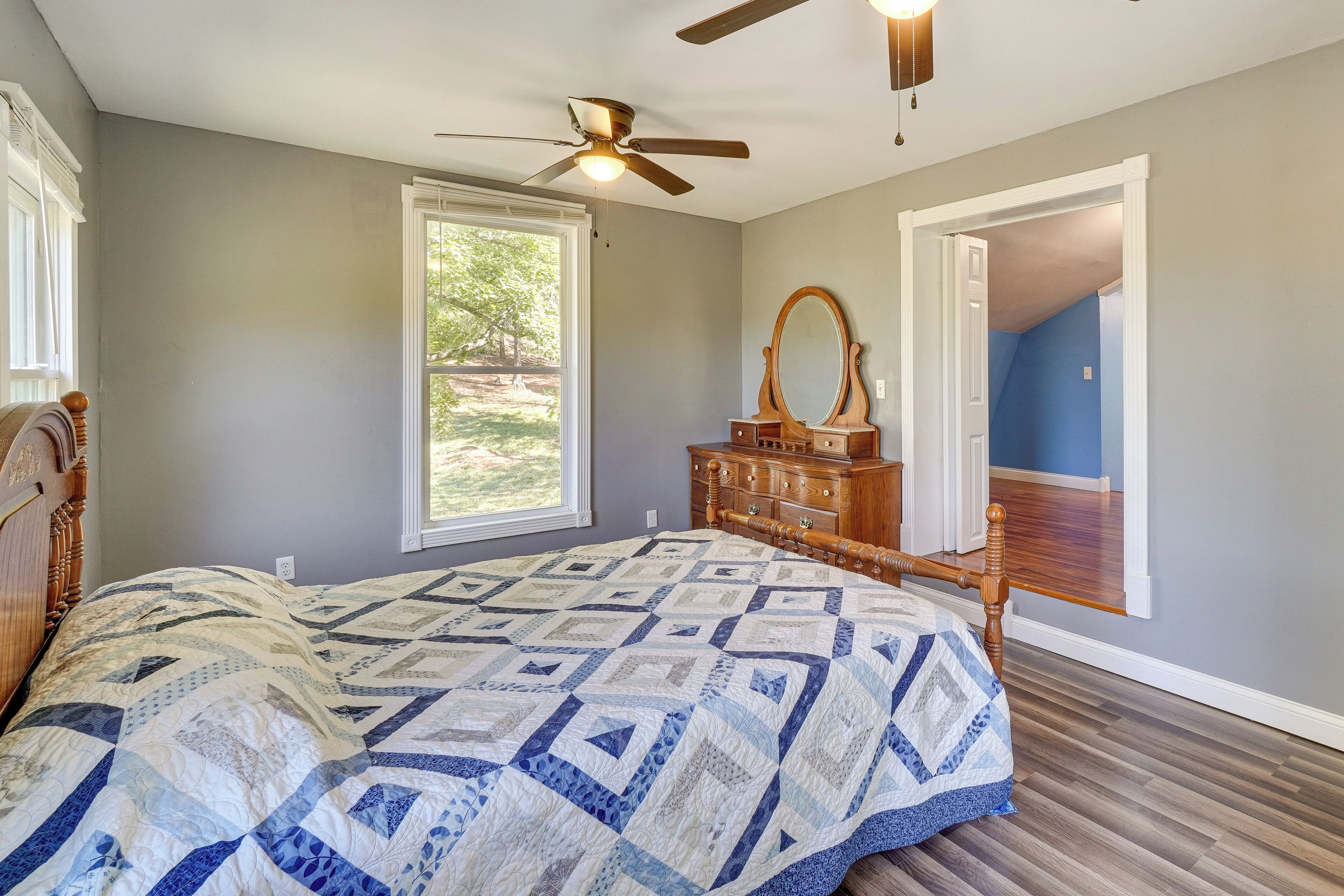 2 bedrooms, desk, travel crib, internet