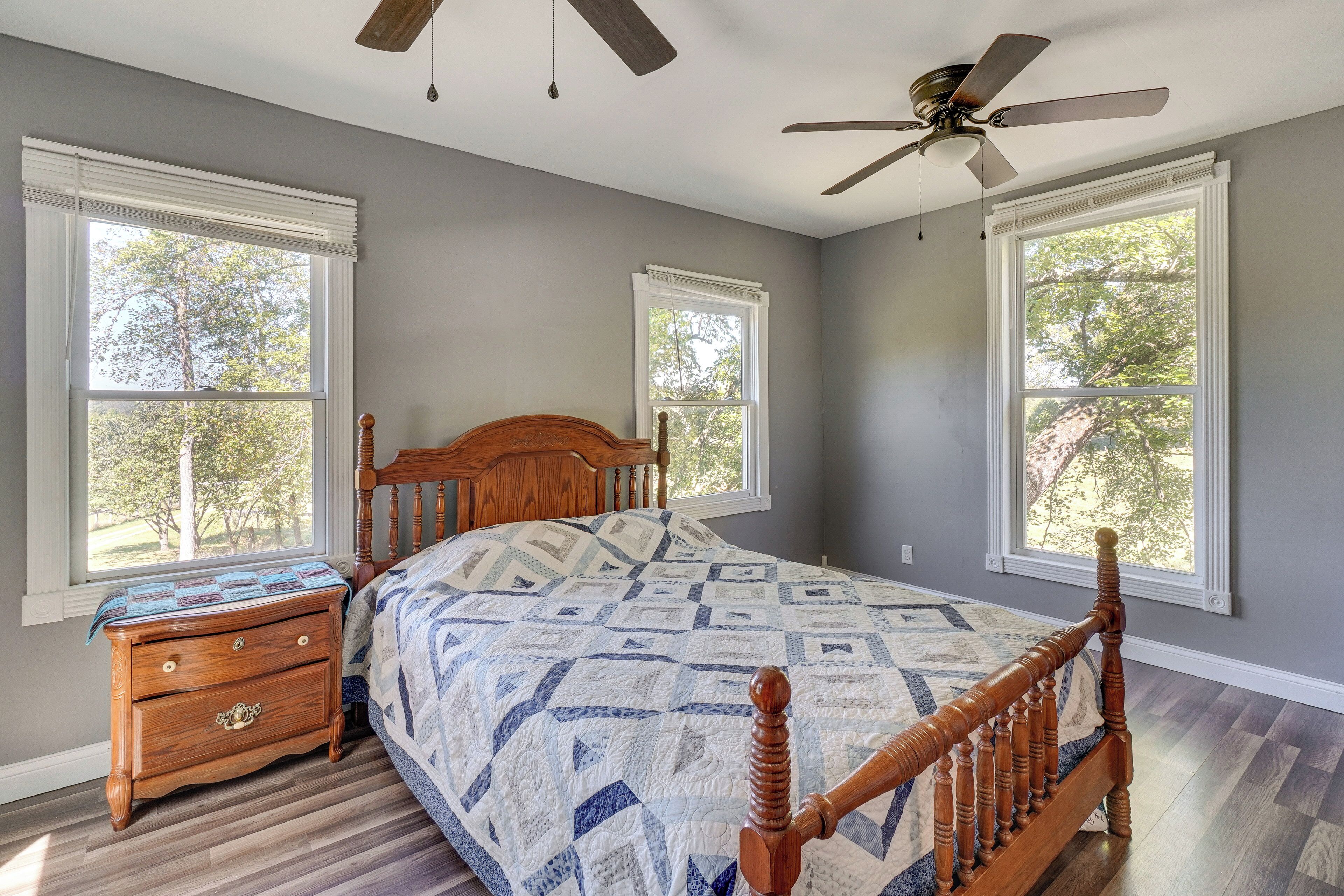 2 bedrooms, desk, travel crib, internet