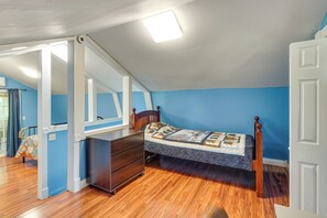 2 bedrooms, desk, travel crib, internet