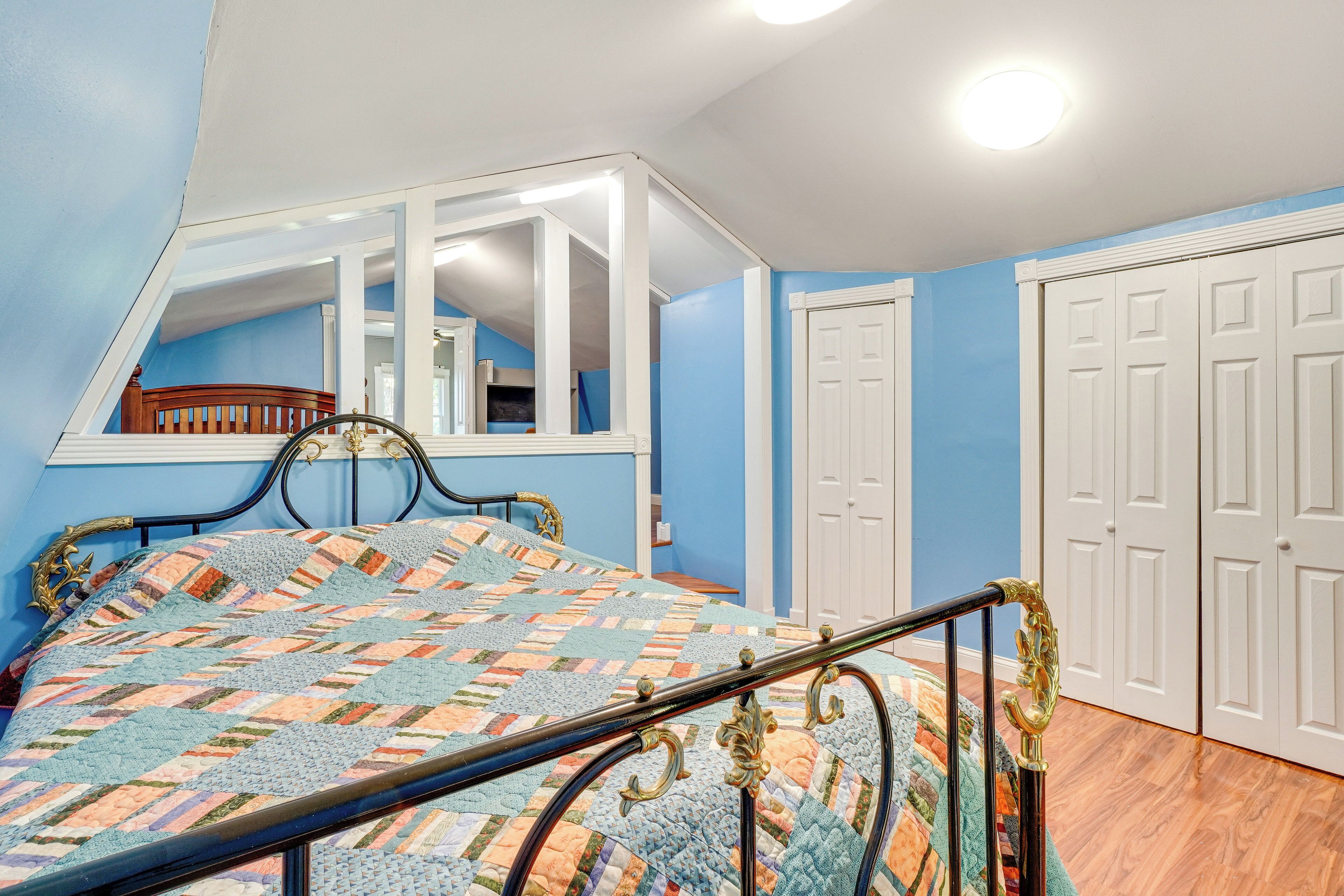 2 bedrooms, desk, travel crib, internet